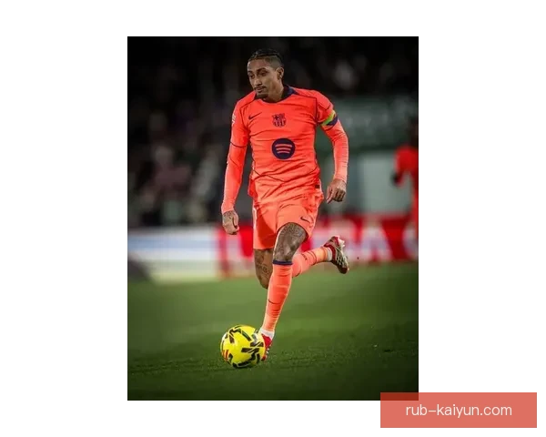 拉菲尼亚在新赛季表现稳健，球队竞争力增强值得关注