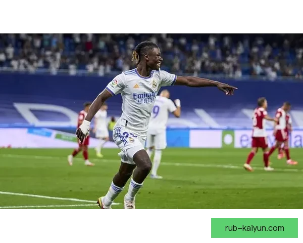 卡马文加战术适应持续提升，中场多面性展现稳定价值力